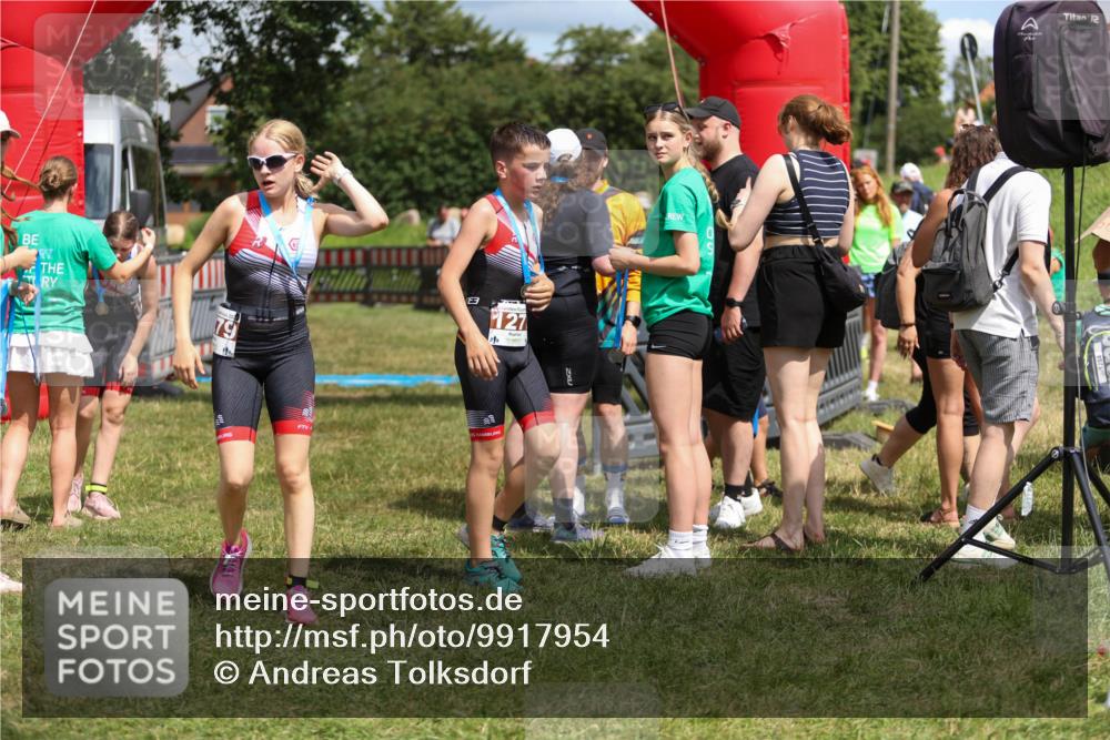 21.06.2026 - 29. Vierlanden-Triathlon Andreas Tolksdorf http://msf.ph/oto/9917954 21.06.2026 15:18:09 Ziel 1243, 1277, 1278 meine-sportfotos.de