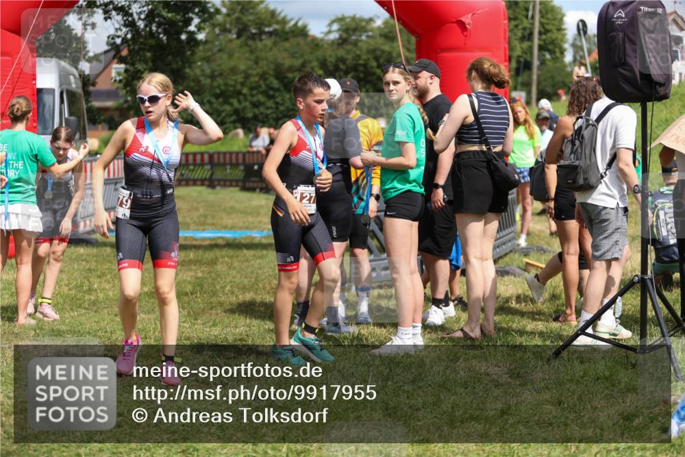 21.06.2026 - 29. Vierlanden-Triathlon Andreas Tolksdorf http://msf.ph/oto/9917955 21.06.2026 15:18:09 Ziel 1243, 1277, 1278 meine-sportfotos.de