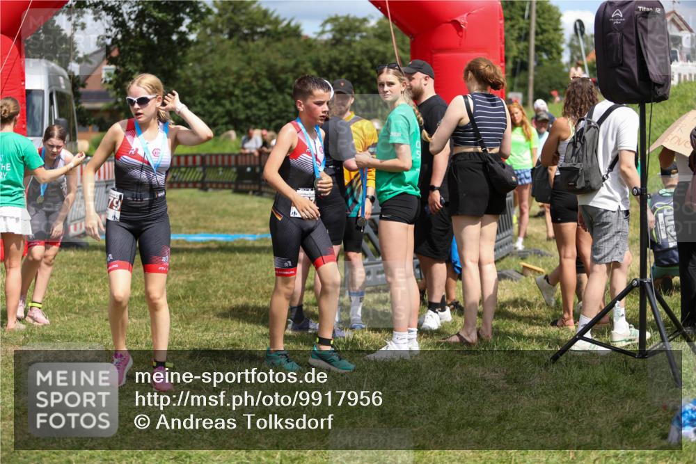 21.06.2026 - 29. Vierlanden-Triathlon Andreas Tolksdorf http://msf.ph/oto/9917956 21.06.2026 15:18:09 Ziel 1243, 1277, 1278 meine-sportfotos.de