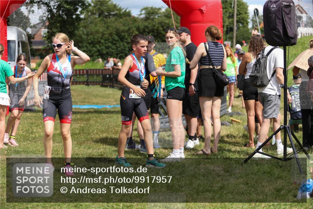 21.06.2026 - 29. Vierlanden-Triathlon Andreas Tolksdorf http://msf.ph/oto/9917957 21.06.2026 15:18:09 Ziel 1243, 1277, 1278 meine-sportfotos.de