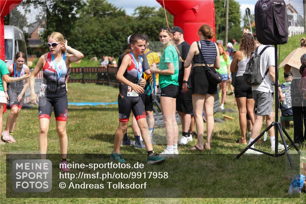 21.06.2026 - 29. Vierlanden-Triathlon Andreas Tolksdorf http://msf.ph/oto/9917958 21.06.2026 15:18:09 Ziel 1243, 1277, 1278 meine-sportfotos.de