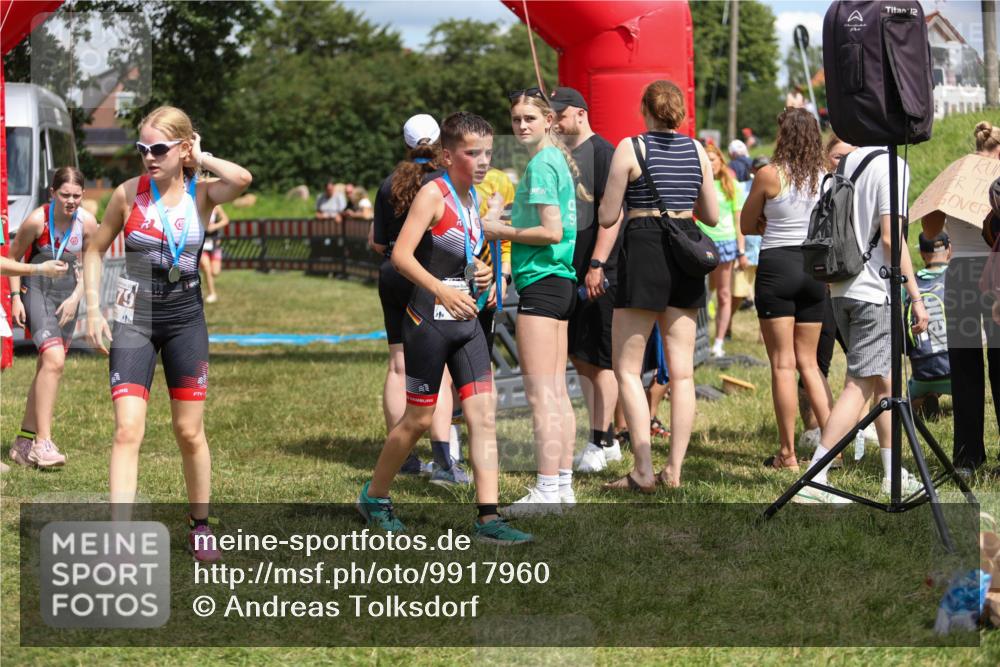 21.06.2026 - 29. Vierlanden-Triathlon Andreas Tolksdorf http://msf.ph/oto/9917960 21.06.2026 15:18:09 Ziel 1243, 1277, 1278 meine-sportfotos.de
