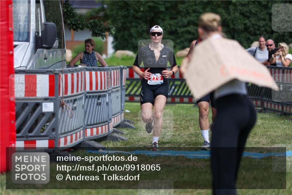 21.06.2026 - 29. Vierlanden-Triathlon Andreas Tolksdorf http://msf.ph/oto/9918065 21.06.2026 15:22:19 Ziel 105, 279 meine-sportfotos.de