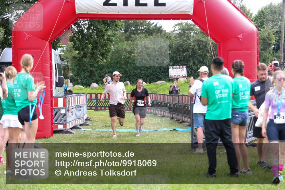 21.06.2026 - 29. Vierlanden-Triathlon Andreas Tolksdorf http://msf.ph/oto/9918069 21.06.2026 11:46:41 Ziel 560, 567 meine-sportfotos.de