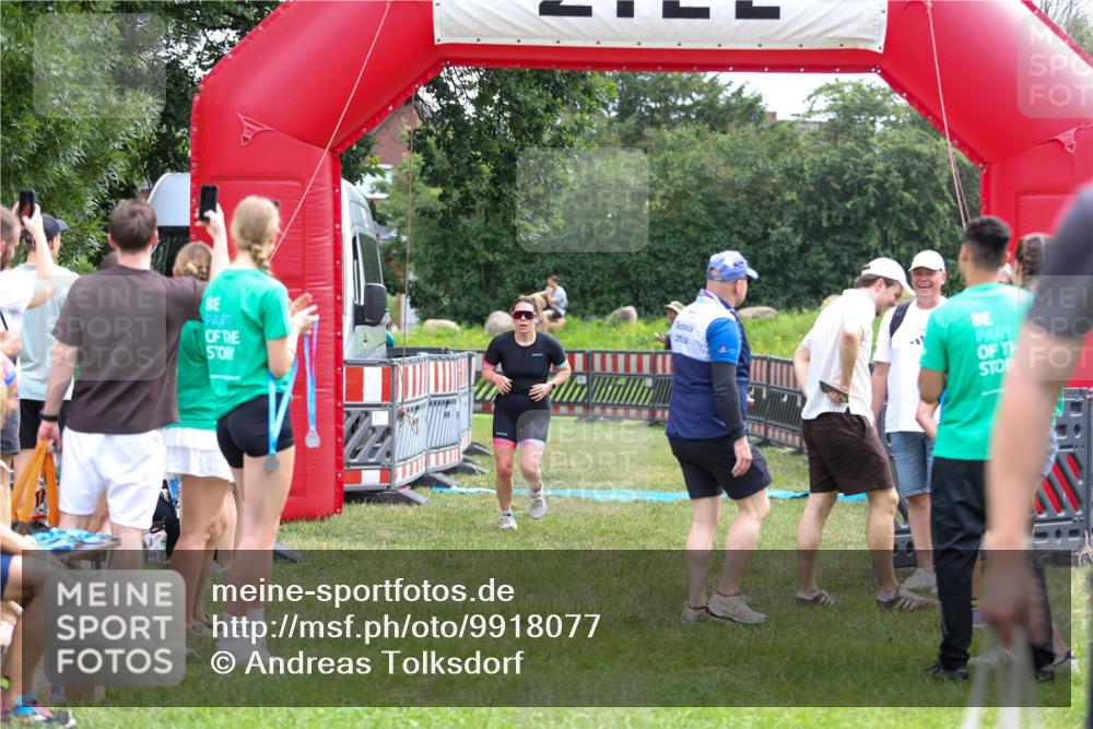 21.06.2026 - 29. Vierlanden-Triathlon Andreas Tolksdorf http://msf.ph/oto/9918077 21.06.2026 11:46:50 Ziel 560 meine-sportfotos.de