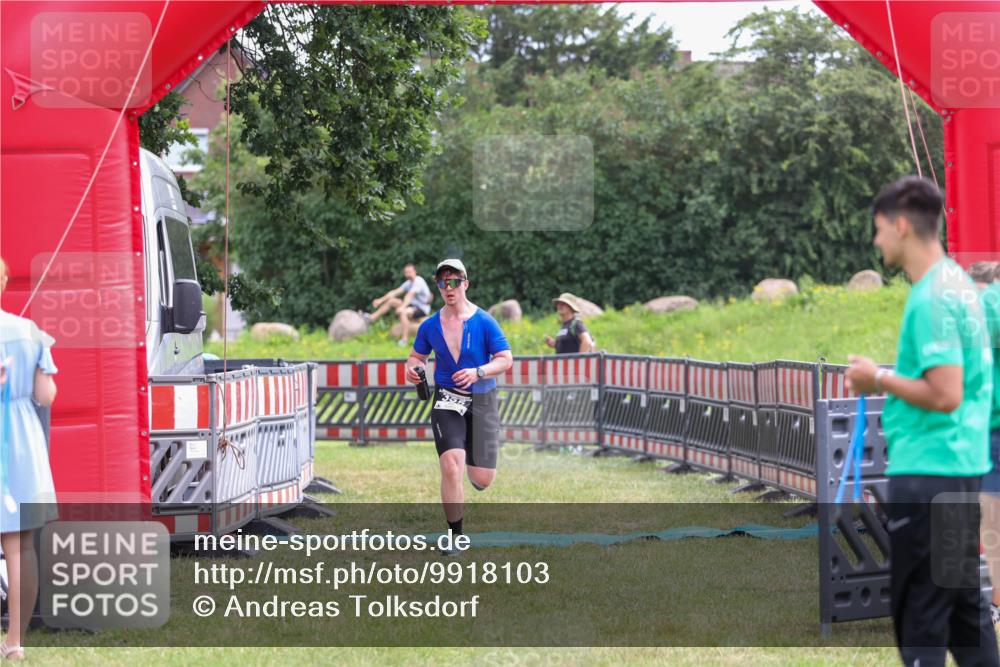21.06.2026 - 29. Vierlanden-Triathlon Andreas Tolksdorf http://msf.ph/oto/9918103 21.06.2026 11:47:34 Ziel 355 meine-sportfotos.de