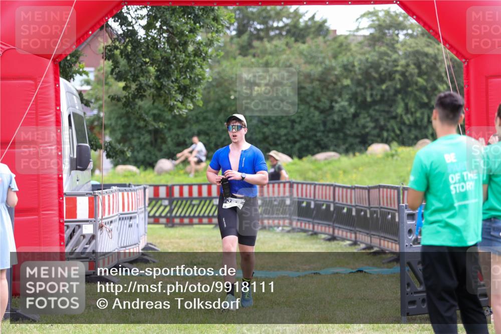 21.06.2026 - 29. Vierlanden-Triathlon Andreas Tolksdorf http://msf.ph/oto/9918111 21.06.2026 11:47:35 Ziel 355 meine-sportfotos.de