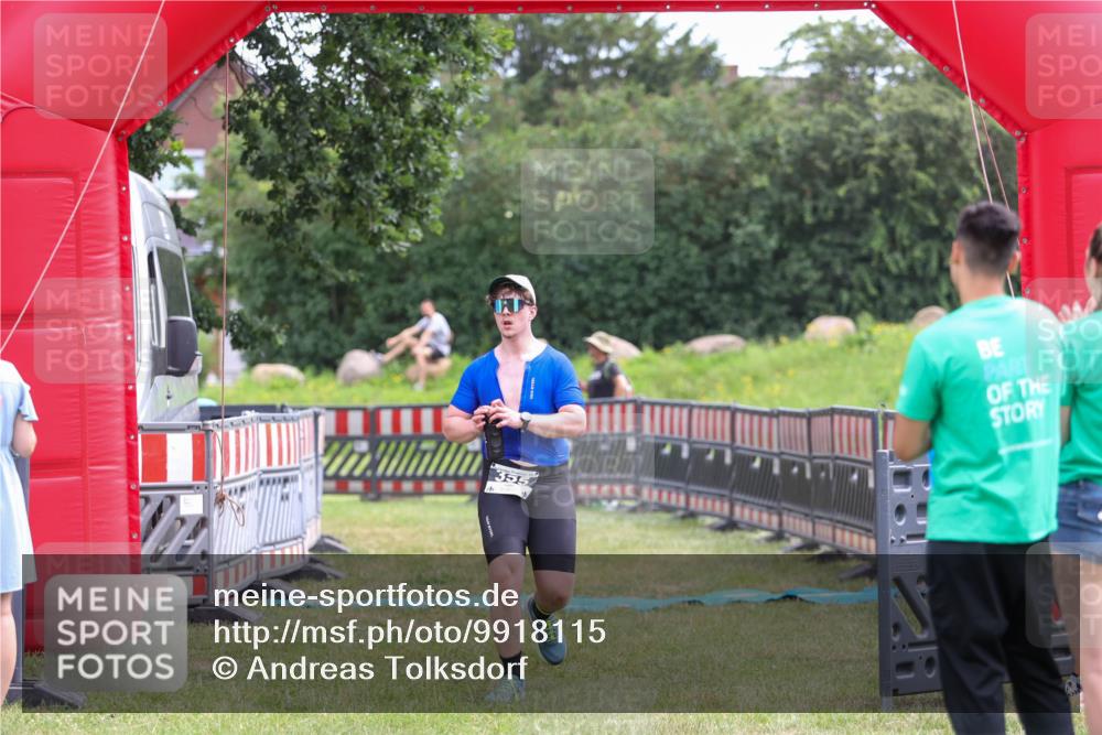 21.06.2026 - 29. Vierlanden-Triathlon Andreas Tolksdorf http://msf.ph/oto/9918115 21.06.2026 11:47:35 Ziel 355 meine-sportfotos.de