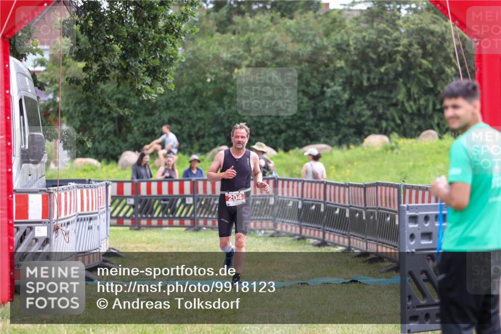 21.06.2026 - 29. Vierlanden-Triathlon Andreas Tolksdorf http://msf.ph/oto/9918123 21.06.2026 11:47:53 Ziel 204 meine-sportfotos.de