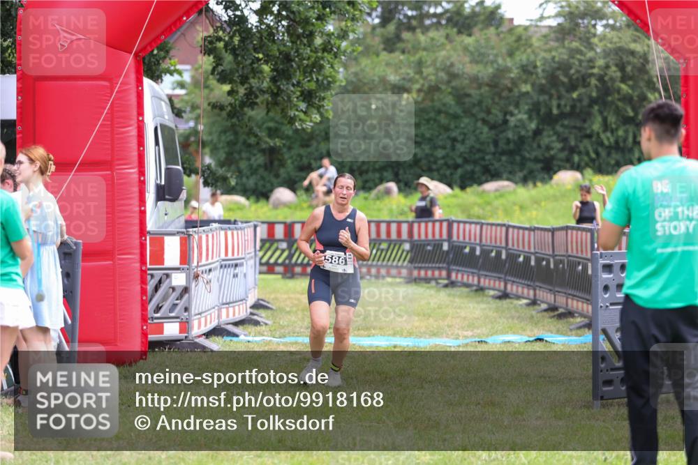 21.06.2026 - 29. Vierlanden-Triathlon Andreas Tolksdorf http://msf.ph/oto/9918168 21.06.2026 11:49:02 Ziel 586 meine-sportfotos.de