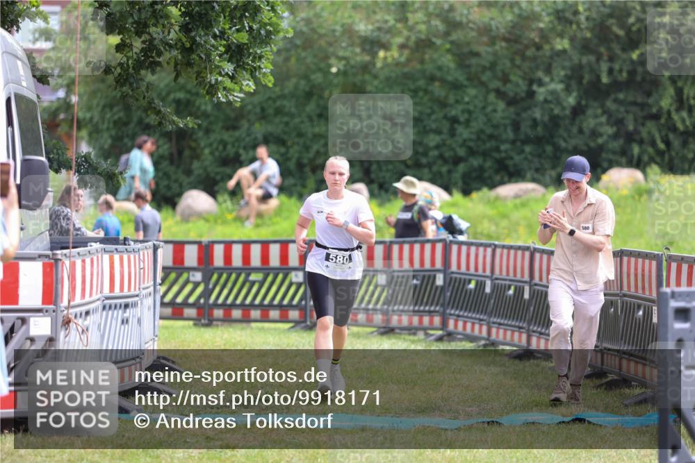 21.06.2026 - 29. Vierlanden-Triathlon Andreas Tolksdorf http://msf.ph/oto/9918171 21.06.2026 11:49:29 Ziel 580 meine-sportfotos.de