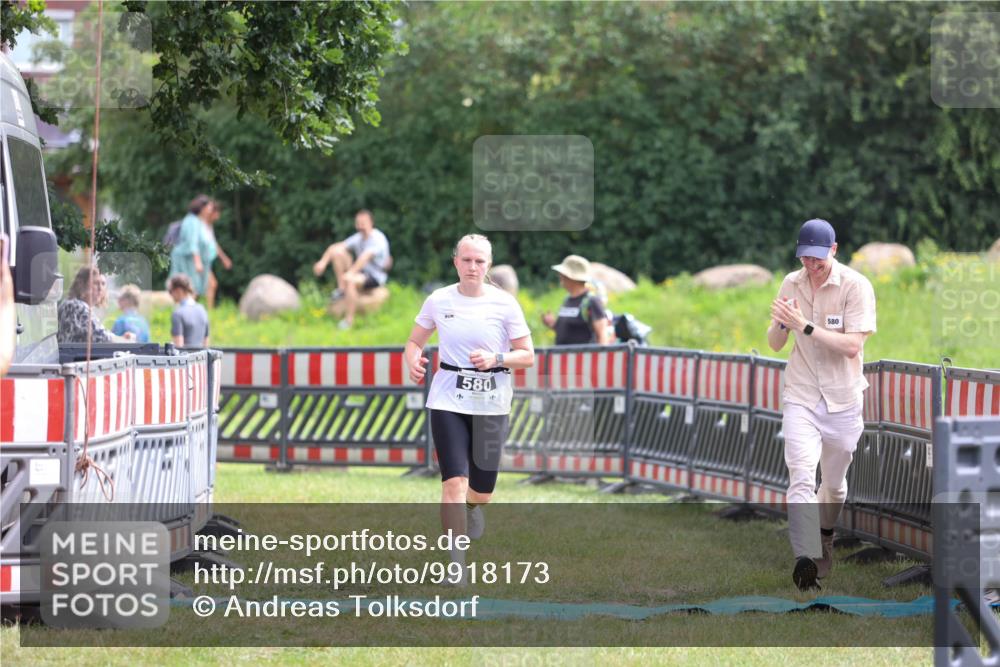 21.06.2026 - 29. Vierlanden-Triathlon Andreas Tolksdorf http://msf.ph/oto/9918173 21.06.2026 11:49:29 Ziel 580 meine-sportfotos.de