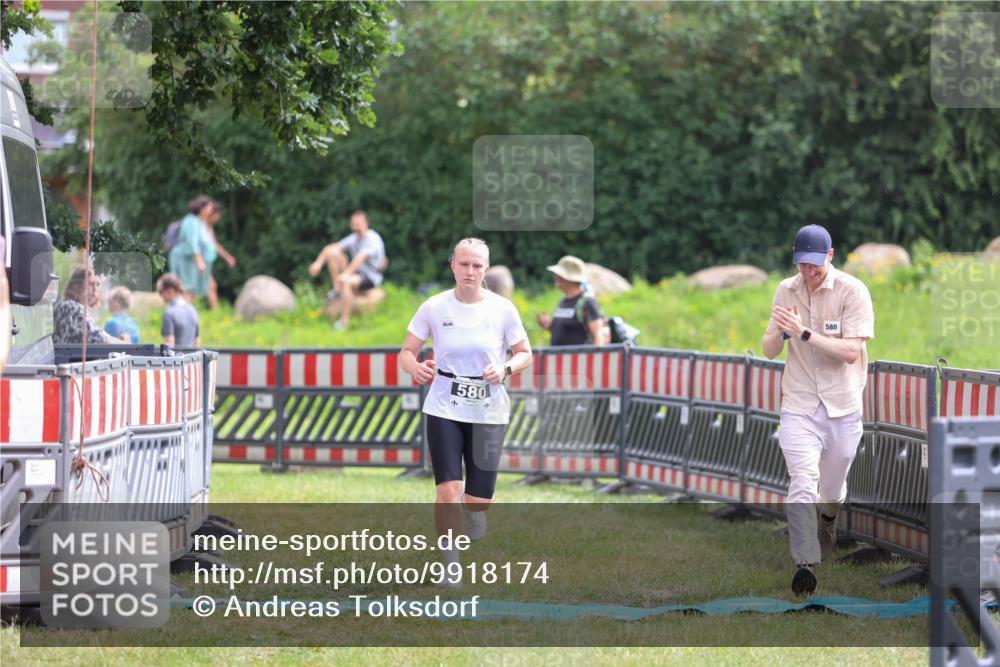 21.06.2026 - 29. Vierlanden-Triathlon Andreas Tolksdorf http://msf.ph/oto/9918174 21.06.2026 11:49:29 Ziel 580 meine-sportfotos.de
