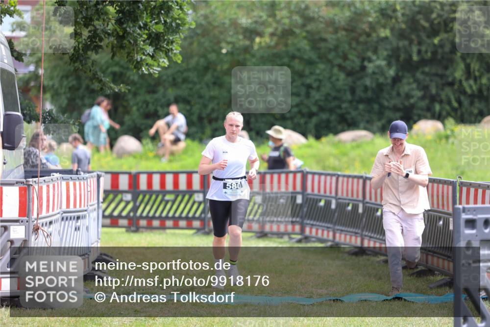 21.06.2026 - 29. Vierlanden-Triathlon Andreas Tolksdorf http://msf.ph/oto/9918176 21.06.2026 11:49:29 Ziel 580 meine-sportfotos.de