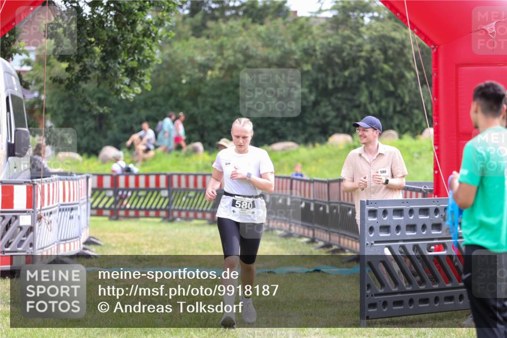 21.06.2026 - 29. Vierlanden-Triathlon Andreas Tolksdorf http://msf.ph/oto/9918187 21.06.2026 11:49:31 Ziel 580 meine-sportfotos.de
