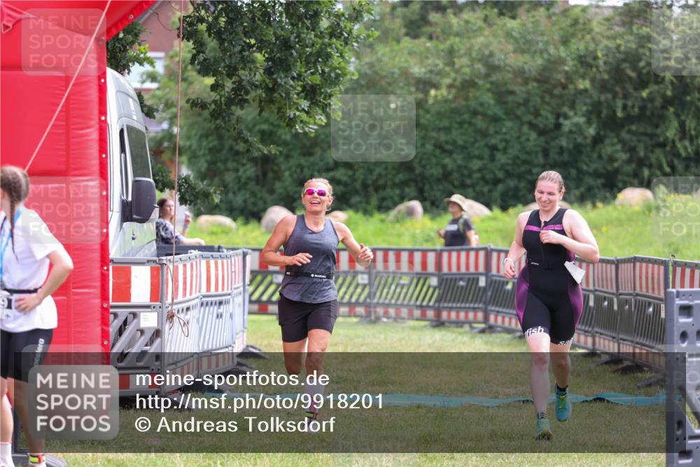21.06.2026 - 29. Vierlanden-Triathlon Andreas Tolksdorf http://msf.ph/oto/9918201 21.06.2026 11:49:49 Ziel 527, 574 meine-sportfotos.de