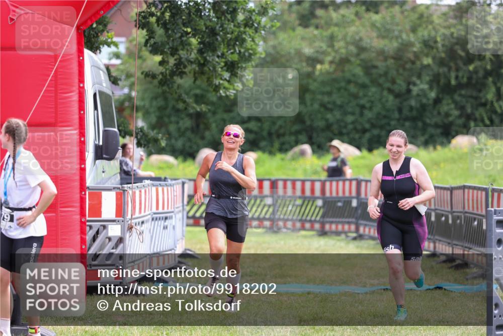 21.06.2026 - 29. Vierlanden-Triathlon Andreas Tolksdorf http://msf.ph/oto/9918202 21.06.2026 11:49:49 Ziel 527, 574 meine-sportfotos.de