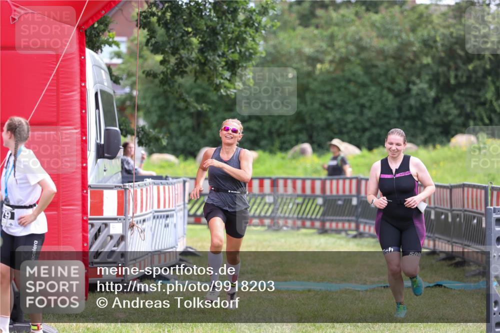 21.06.2026 - 29. Vierlanden-Triathlon Andreas Tolksdorf http://msf.ph/oto/9918203 21.06.2026 11:49:50 Ziel 527, 574 meine-sportfotos.de