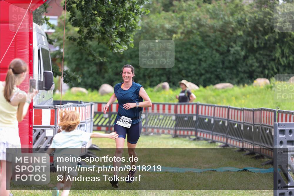 21.06.2026 - 29. Vierlanden-Triathlon Andreas Tolksdorf http://msf.ph/oto/9918219 21.06.2026 11:50:33 Ziel 482 meine-sportfotos.de