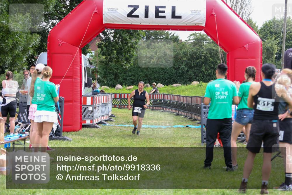 21.06.2026 - 29. Vierlanden-Triathlon Andreas Tolksdorf http://msf.ph/oto/9918336 21.06.2026 11:52:37 Ziel 551 meine-sportfotos.de