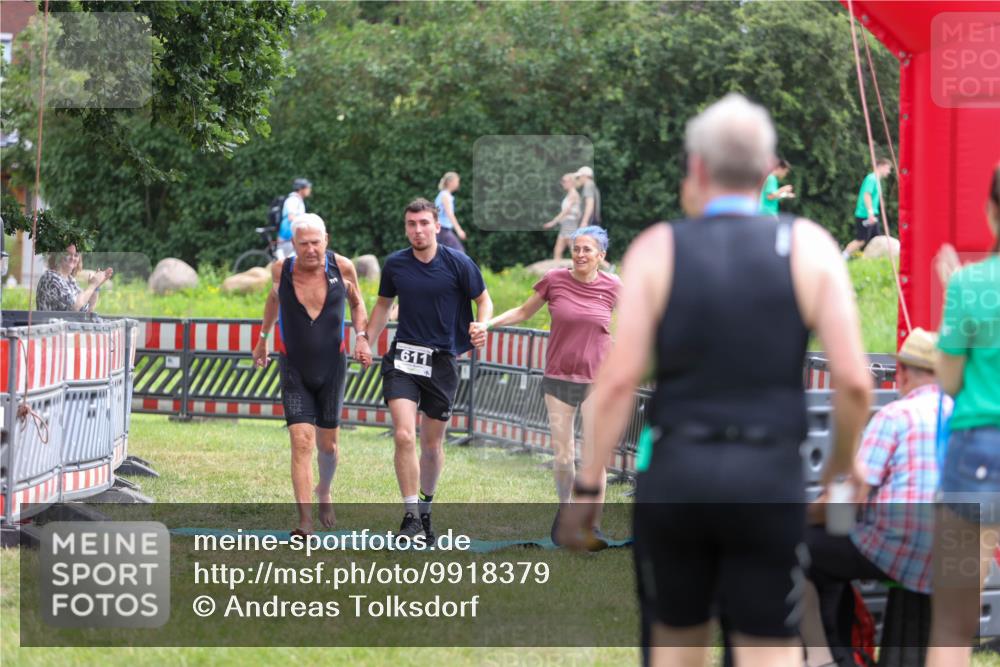 21.06.2026 - 29. Vierlanden-Triathlon Andreas Tolksdorf http://msf.ph/oto/9918379 21.06.2026 11:53:57 Ziel 611 meine-sportfotos.de