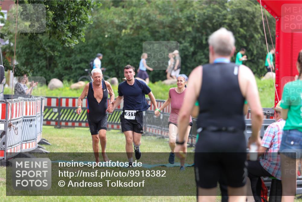 21.06.2026 - 29. Vierlanden-Triathlon Andreas Tolksdorf http://msf.ph/oto/9918382 21.06.2026 11:53:57 Ziel 611 meine-sportfotos.de