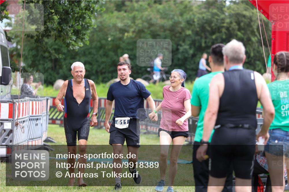 21.06.2026 - 29. Vierlanden-Triathlon Andreas Tolksdorf http://msf.ph/oto/9918389 21.06.2026 11:53:59 Ziel 611 meine-sportfotos.de
