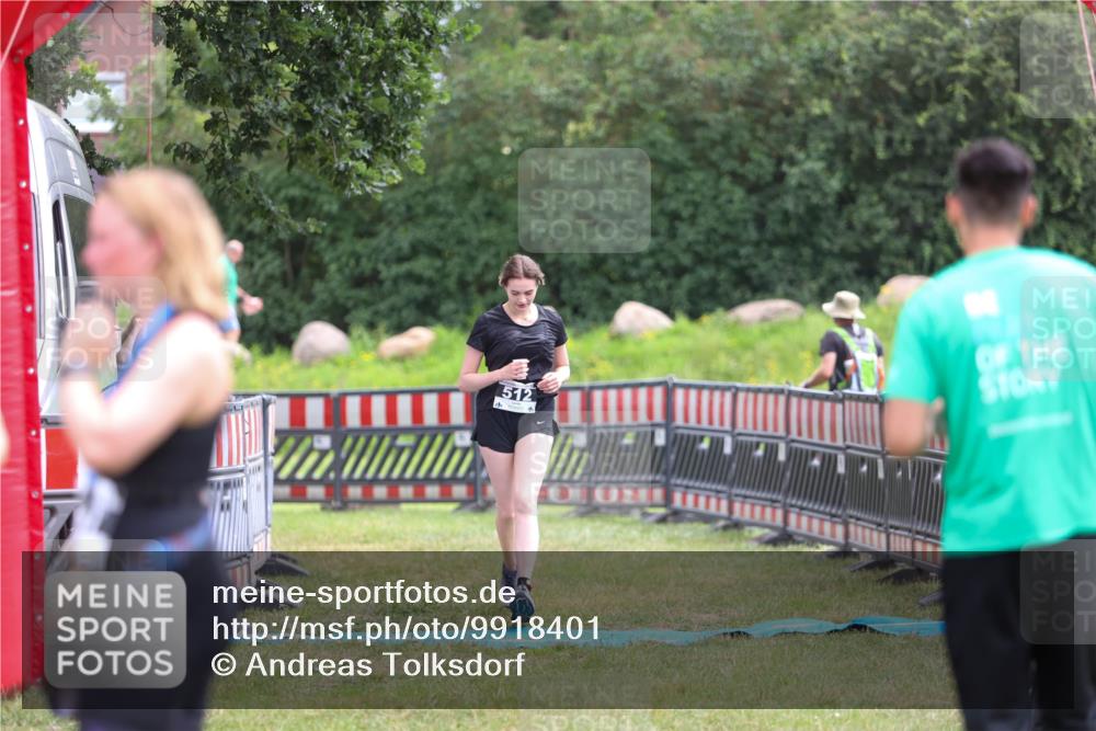 21.06.2026 - 29. Vierlanden-Triathlon Andreas Tolksdorf http://msf.ph/oto/9918401 21.06.2026 11:54:57 Ziel 512 meine-sportfotos.de