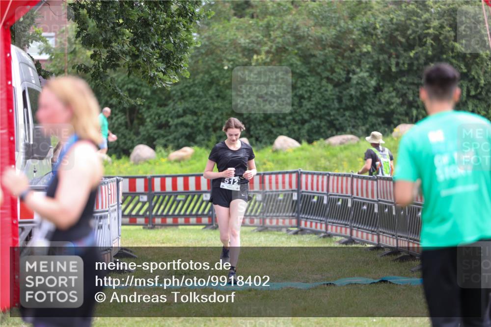 21.06.2026 - 29. Vierlanden-Triathlon Andreas Tolksdorf http://msf.ph/oto/9918402 21.06.2026 11:54:57 Ziel 512 meine-sportfotos.de