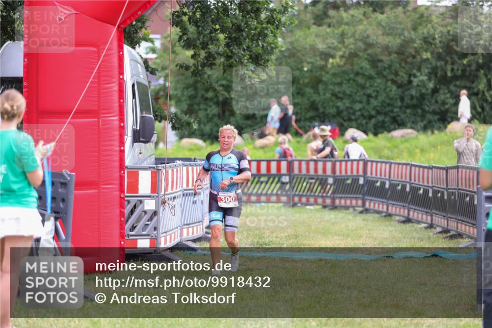 21.06.2026 - 29. Vierlanden-Triathlon Andreas Tolksdorf http://msf.ph/oto/9918432 21.06.2026 11:56:24 Ziel 300 meine-sportfotos.de