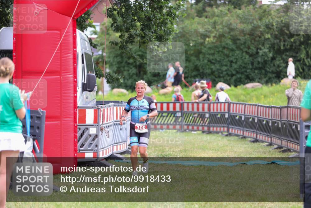 21.06.2026 - 29. Vierlanden-Triathlon Andreas Tolksdorf http://msf.ph/oto/9918433 21.06.2026 11:56:24 Ziel 300 meine-sportfotos.de
