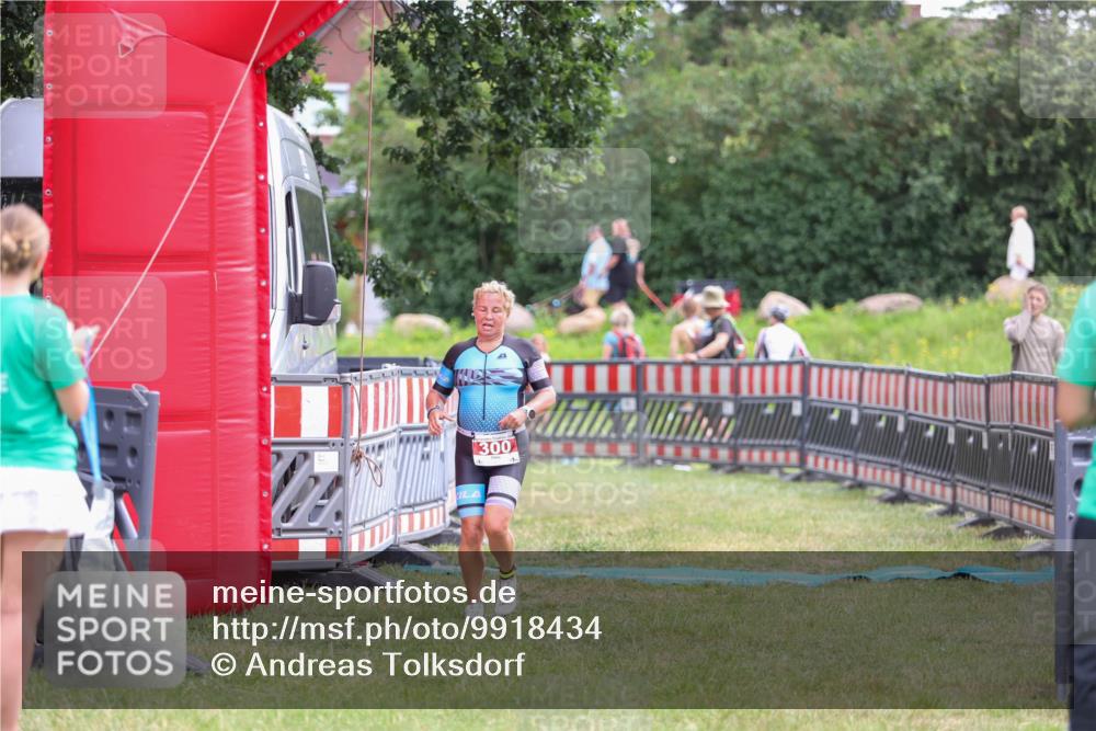 21.06.2026 - 29. Vierlanden-Triathlon Andreas Tolksdorf http://msf.ph/oto/9918434 21.06.2026 11:56:24 Ziel 300 meine-sportfotos.de