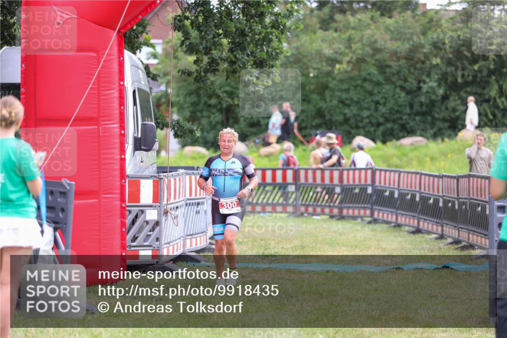 21.06.2026 - 29. Vierlanden-Triathlon Andreas Tolksdorf http://msf.ph/oto/9918435 21.06.2026 11:56:24 Ziel 300 meine-sportfotos.de