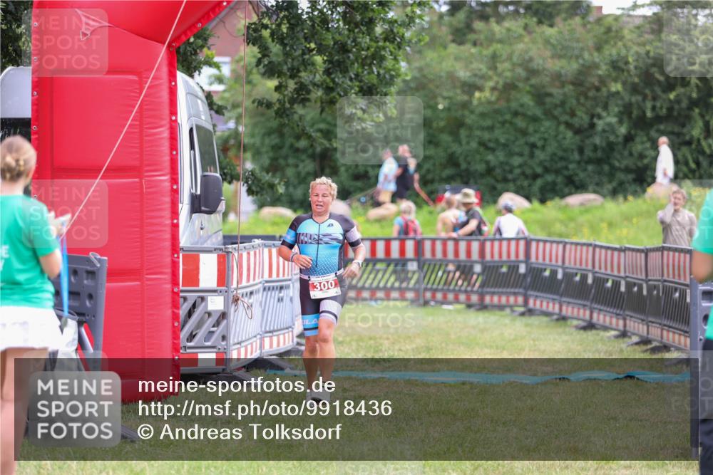 21.06.2026 - 29. Vierlanden-Triathlon Andreas Tolksdorf http://msf.ph/oto/9918436 21.06.2026 11:56:24 Ziel 300 meine-sportfotos.de