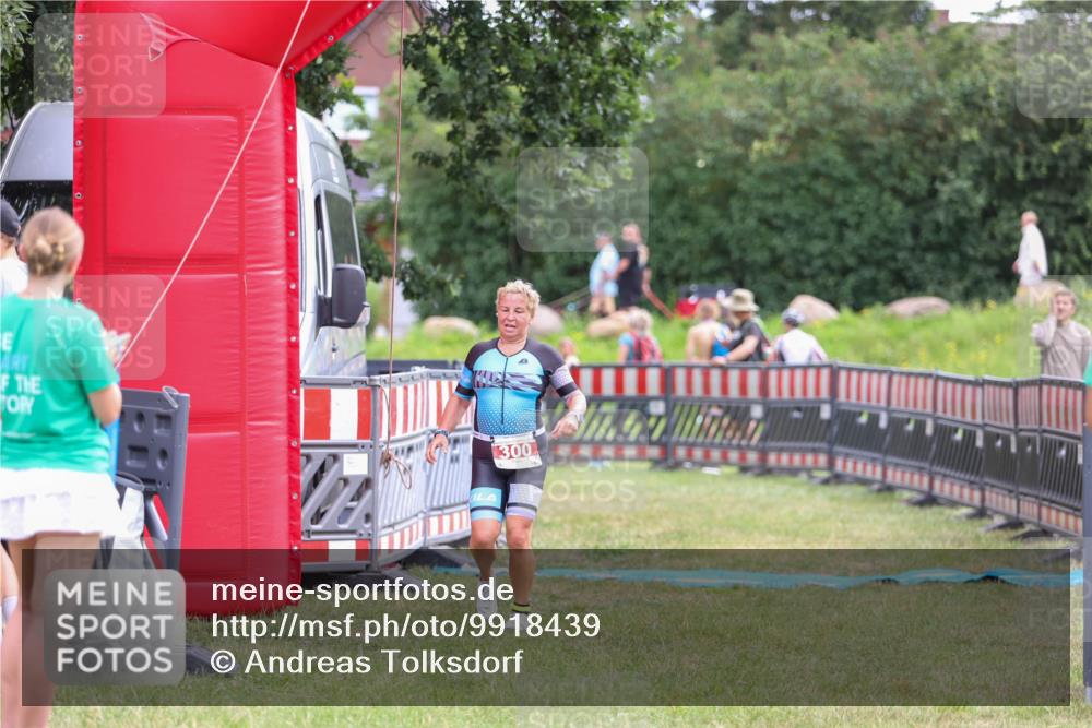 21.06.2026 - 29. Vierlanden-Triathlon Andreas Tolksdorf http://msf.ph/oto/9918439 21.06.2026 11:56:24 Ziel 300 meine-sportfotos.de