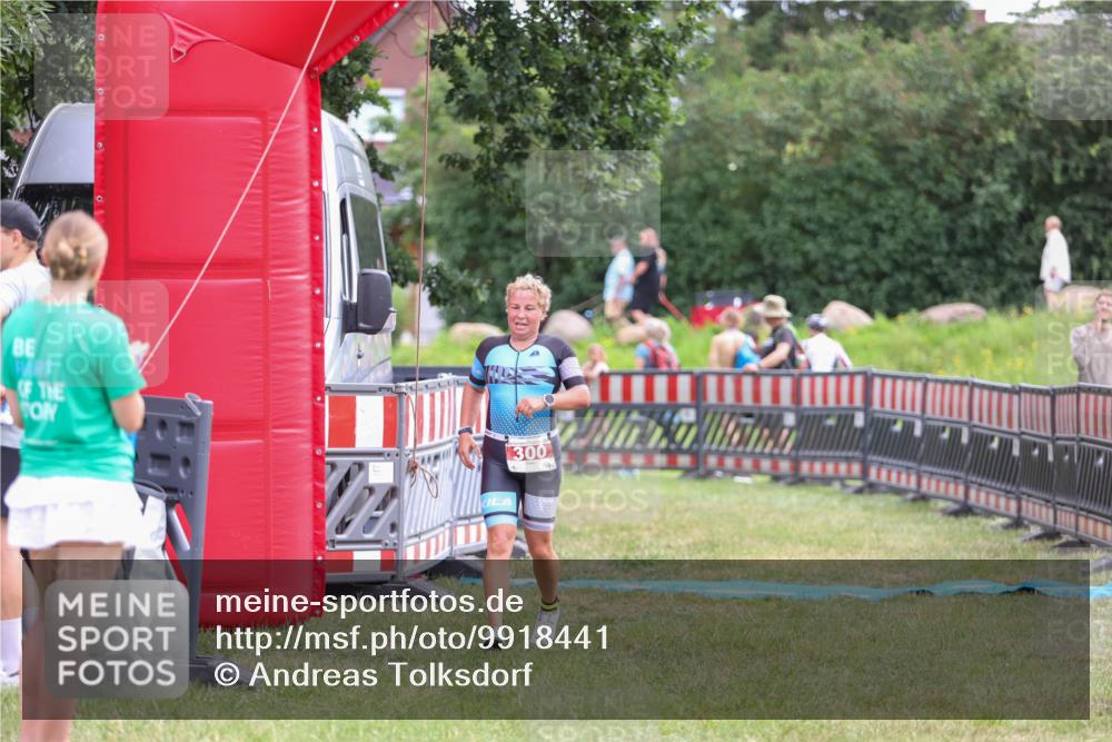 21.06.2026 - 29. Vierlanden-Triathlon Andreas Tolksdorf http://msf.ph/oto/9918441 21.06.2026 11:56:24 Ziel 300 meine-sportfotos.de