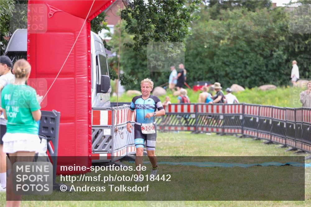 21.06.2026 - 29. Vierlanden-Triathlon Andreas Tolksdorf http://msf.ph/oto/9918442 21.06.2026 11:56:24 Ziel 300 meine-sportfotos.de
