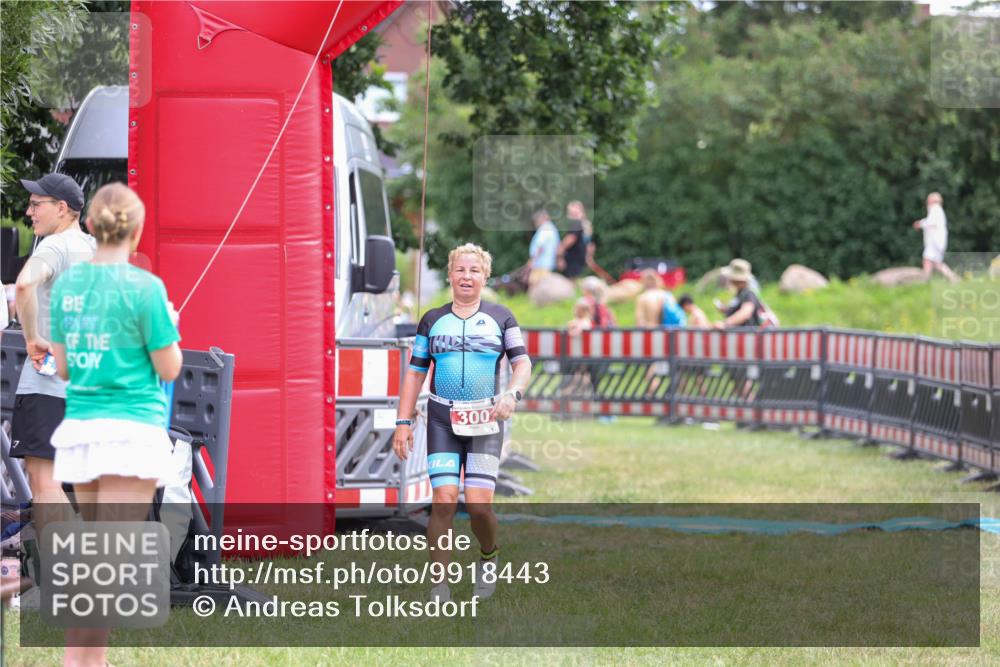 21.06.2026 - 29. Vierlanden-Triathlon Andreas Tolksdorf http://msf.ph/oto/9918443 21.06.2026 11:56:25 Ziel 300 meine-sportfotos.de