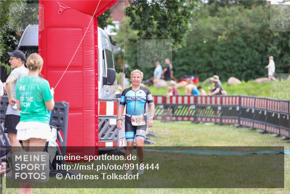 21.06.2026 - 29. Vierlanden-Triathlon Andreas Tolksdorf http://msf.ph/oto/9918444 21.06.2026 11:56:25 Ziel 300 meine-sportfotos.de