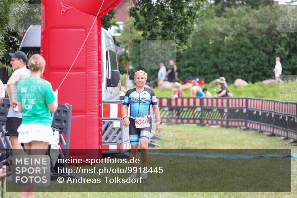 21.06.2026 - 29. Vierlanden-Triathlon Andreas Tolksdorf http://msf.ph/oto/9918445 21.06.2026 11:56:25 Ziel 300 meine-sportfotos.de
