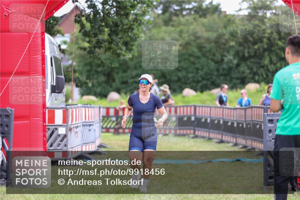 21.06.2026 - 29. Vierlanden-Triathlon Andreas Tolksdorf http://msf.ph/oto/9918456 21.06.2026 11:57:10 Ziel 500, 504 meine-sportfotos.de