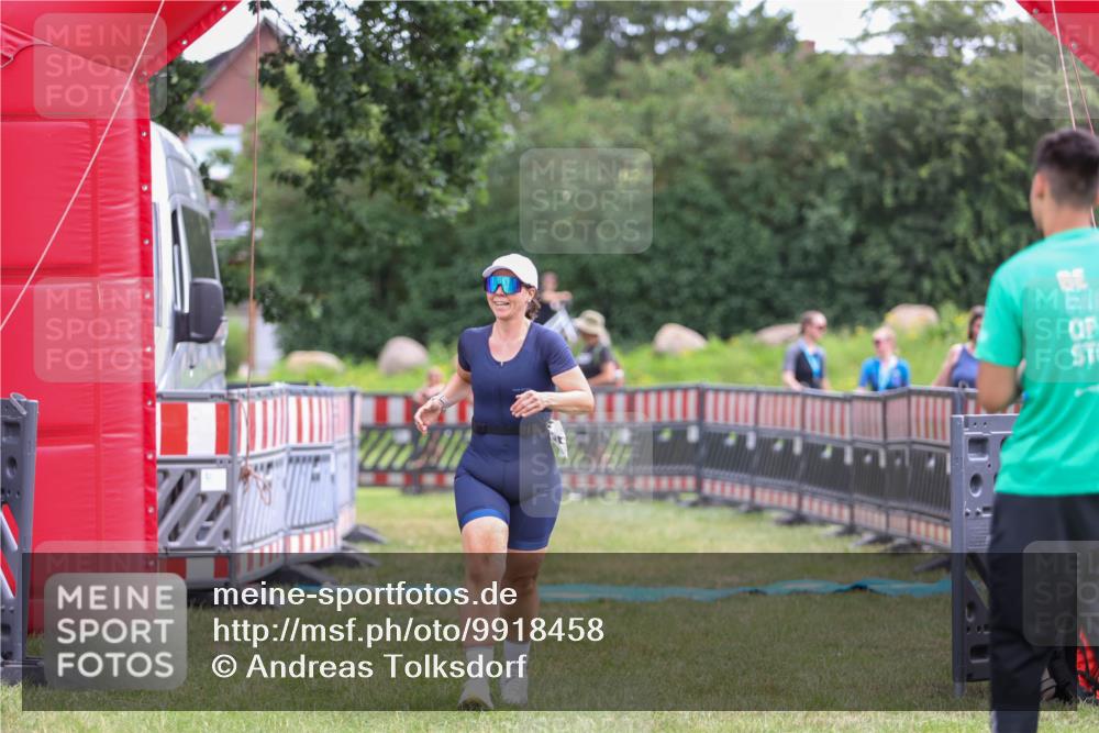 21.06.2026 - 29. Vierlanden-Triathlon Andreas Tolksdorf http://msf.ph/oto/9918458 21.06.2026 11:57:10 Ziel 500, 504 meine-sportfotos.de