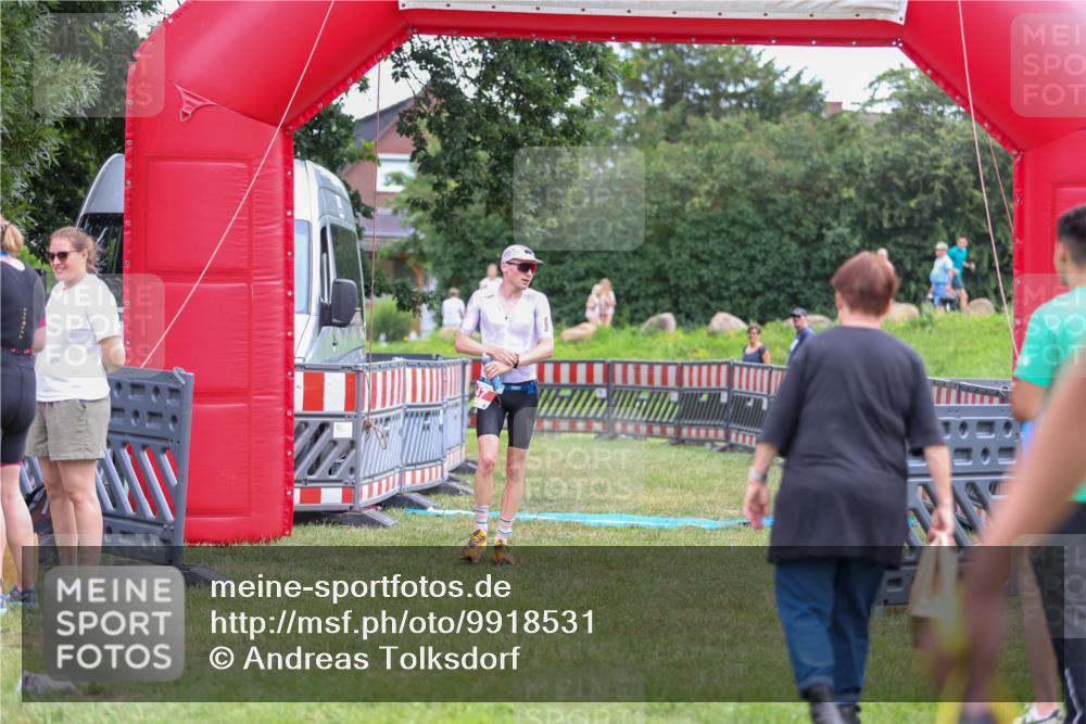21.06.2026 - 29. Vierlanden-Triathlon Andreas Tolksdorf http://msf.ph/oto/9918531 21.06.2026 12:10:43 Ziel 30, 47 meine-sportfotos.de