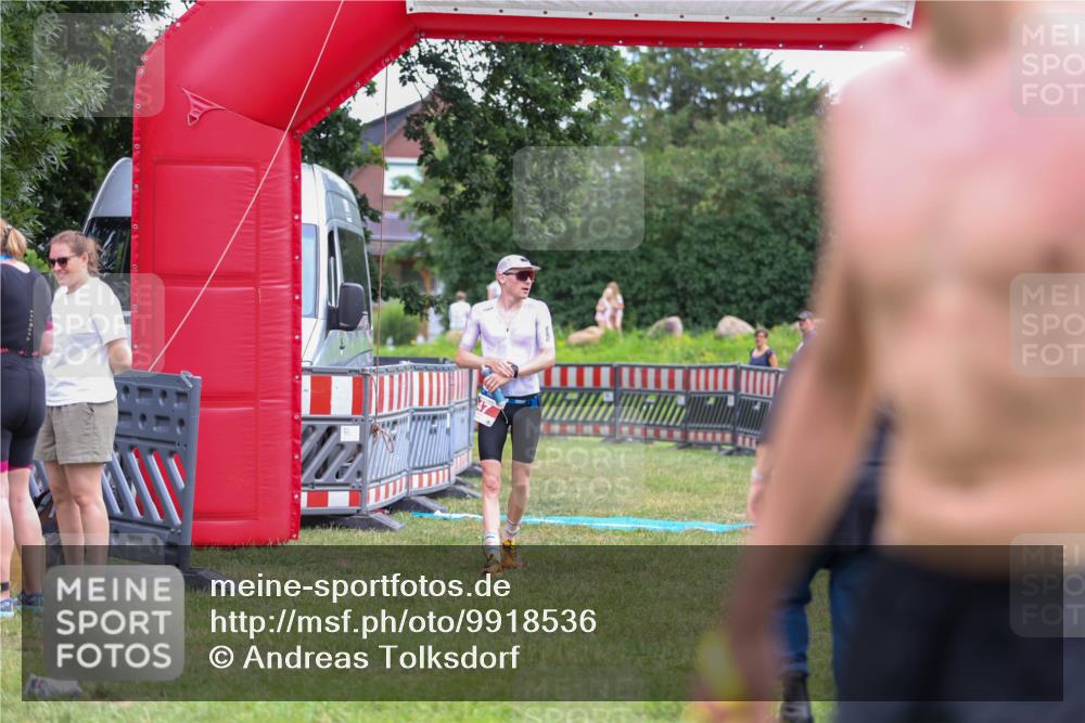 21.06.2026 - 29. Vierlanden-Triathlon Andreas Tolksdorf http://msf.ph/oto/9918536 21.06.2026 12:10:43 Ziel 30, 47 meine-sportfotos.de