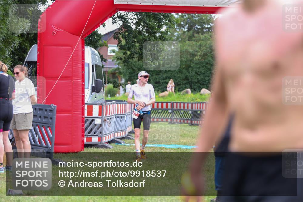 21.06.2026 - 29. Vierlanden-Triathlon Andreas Tolksdorf http://msf.ph/oto/9918537 21.06.2026 12:10:43 Ziel 30, 47 meine-sportfotos.de