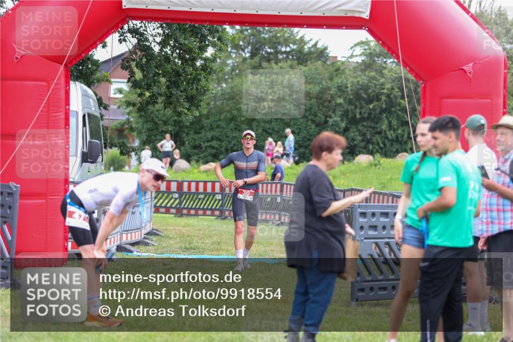 21.06.2026 - 29. Vierlanden-Triathlon Andreas Tolksdorf http://msf.ph/oto/9918554 21.06.2026 12:10:54 Ziel 30 meine-sportfotos.de