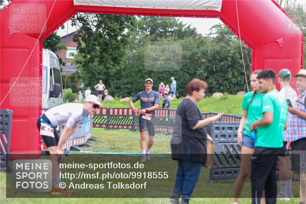 21.06.2026 - 29. Vierlanden-Triathlon Andreas Tolksdorf http://msf.ph/oto/9918555 21.06.2026 12:10:54 Ziel 30 meine-sportfotos.de