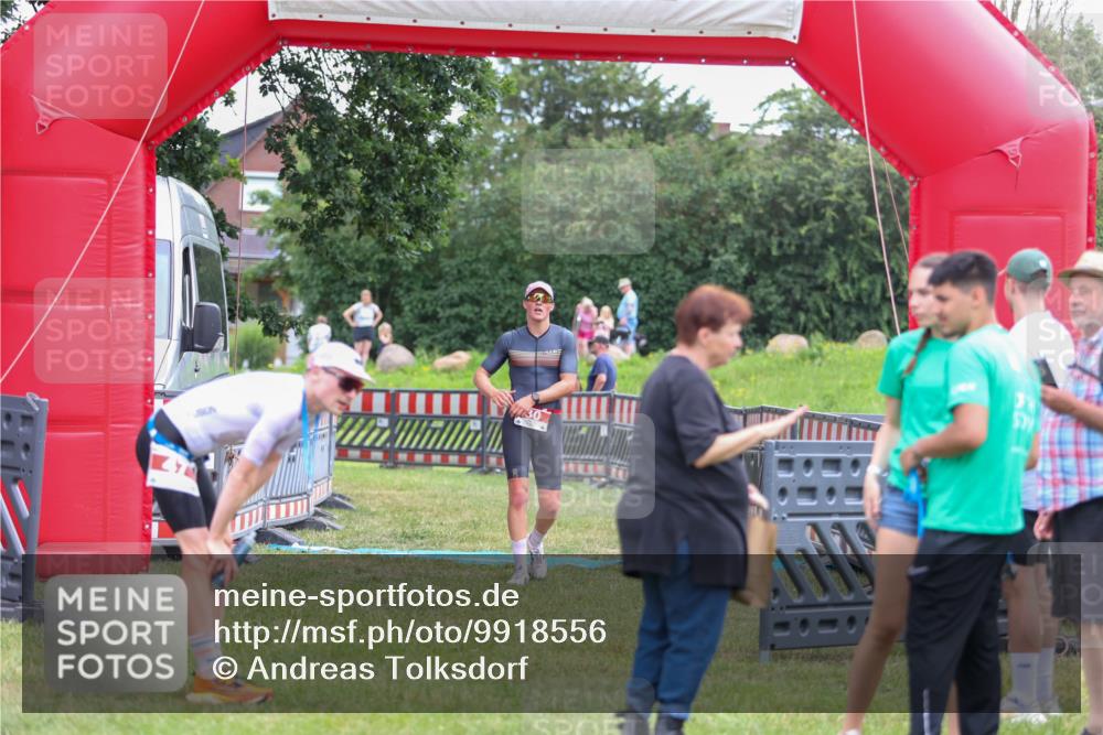 21.06.2026 - 29. Vierlanden-Triathlon Andreas Tolksdorf http://msf.ph/oto/9918556 21.06.2026 12:10:54 Ziel 30 meine-sportfotos.de