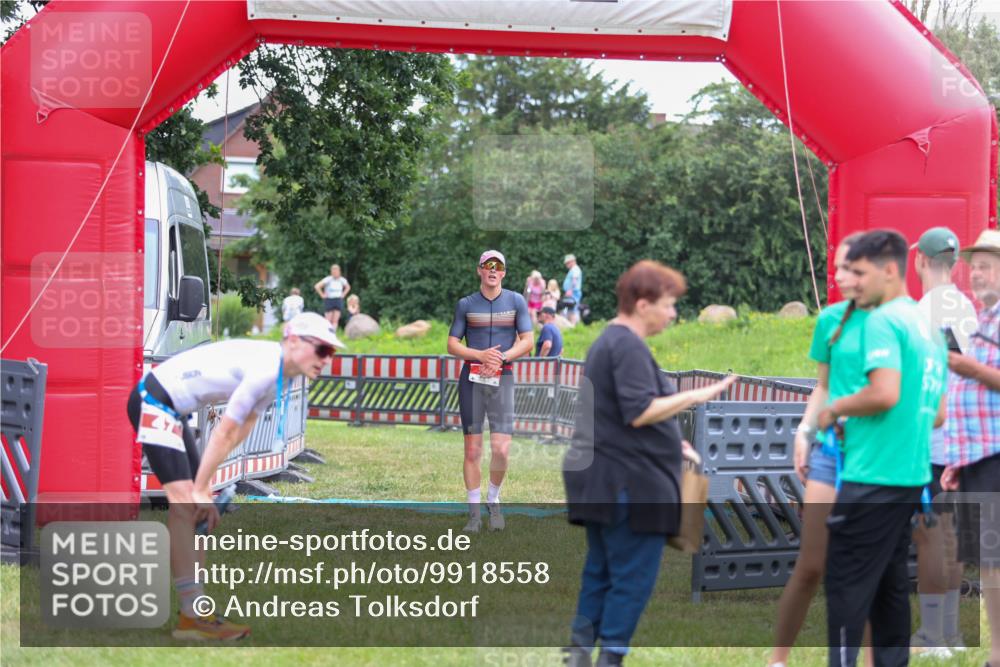 21.06.2026 - 29. Vierlanden-Triathlon Andreas Tolksdorf http://msf.ph/oto/9918558 21.06.2026 12:10:54 Ziel 30 meine-sportfotos.de