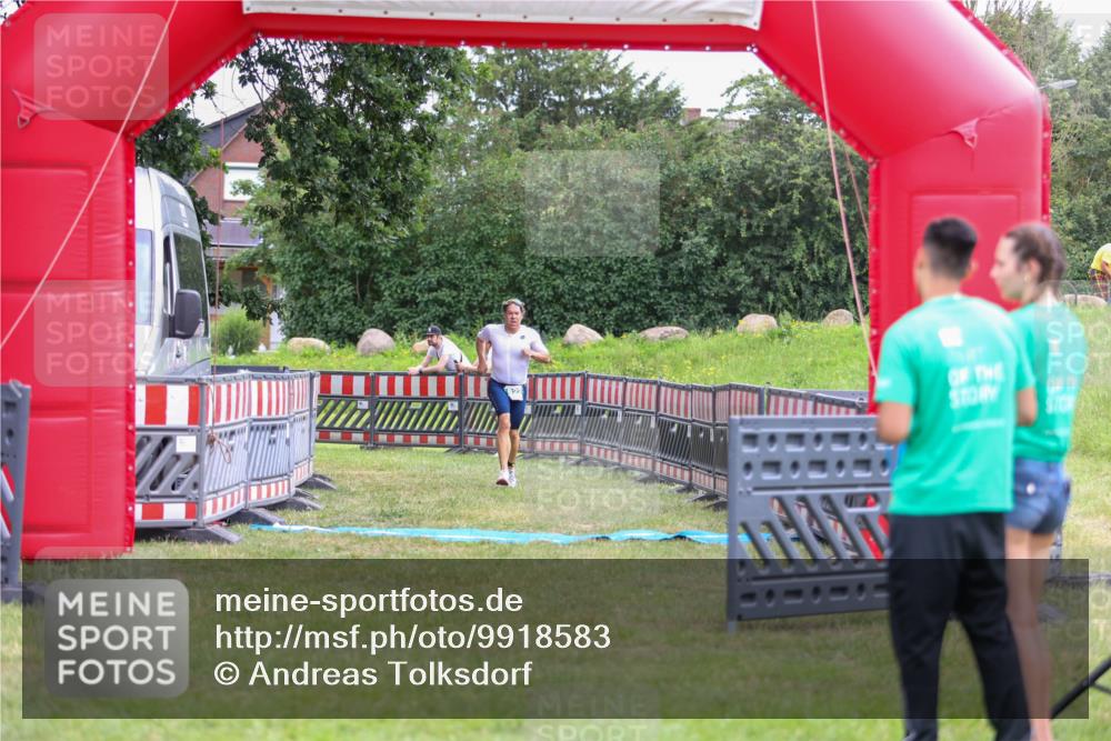 21.06.2026 - 29. Vierlanden-Triathlon Andreas Tolksdorf http://msf.ph/oto/9918583 21.06.2026 12:15:24 Ziel 822 meine-sportfotos.de